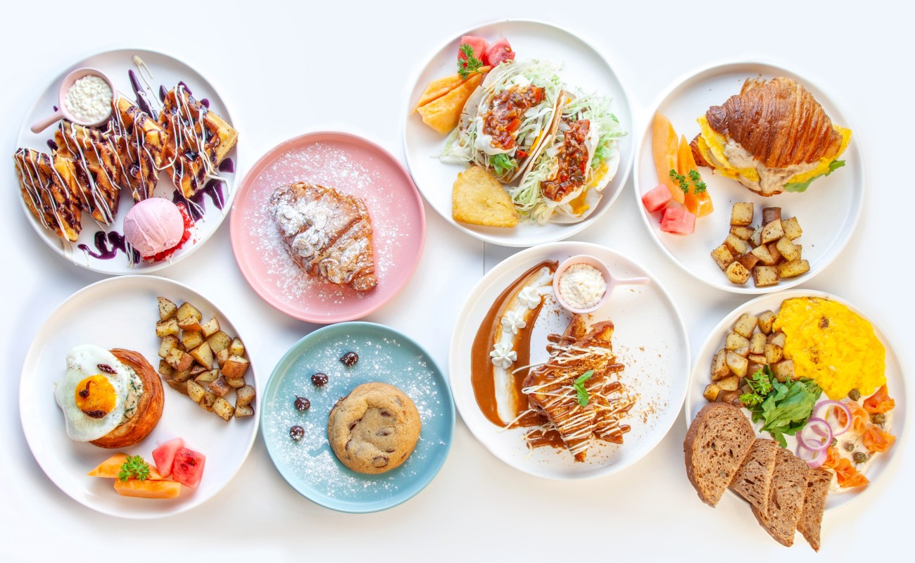 Verschiedene Frühstücksteller mit Croissants, Omeletts, Tacos und süßen Leckereien © Shutterstock / razum