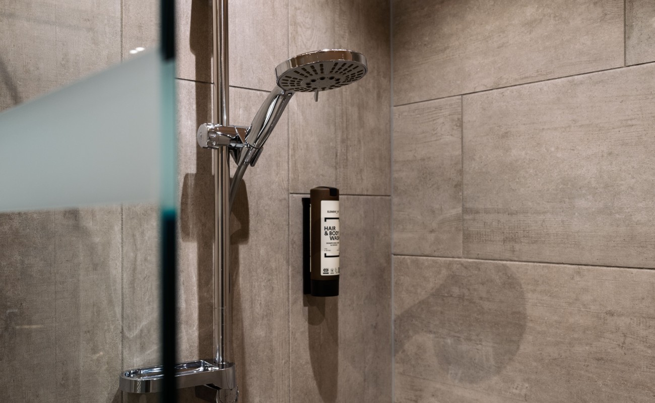 Modernes Badezimmer mit Dusche