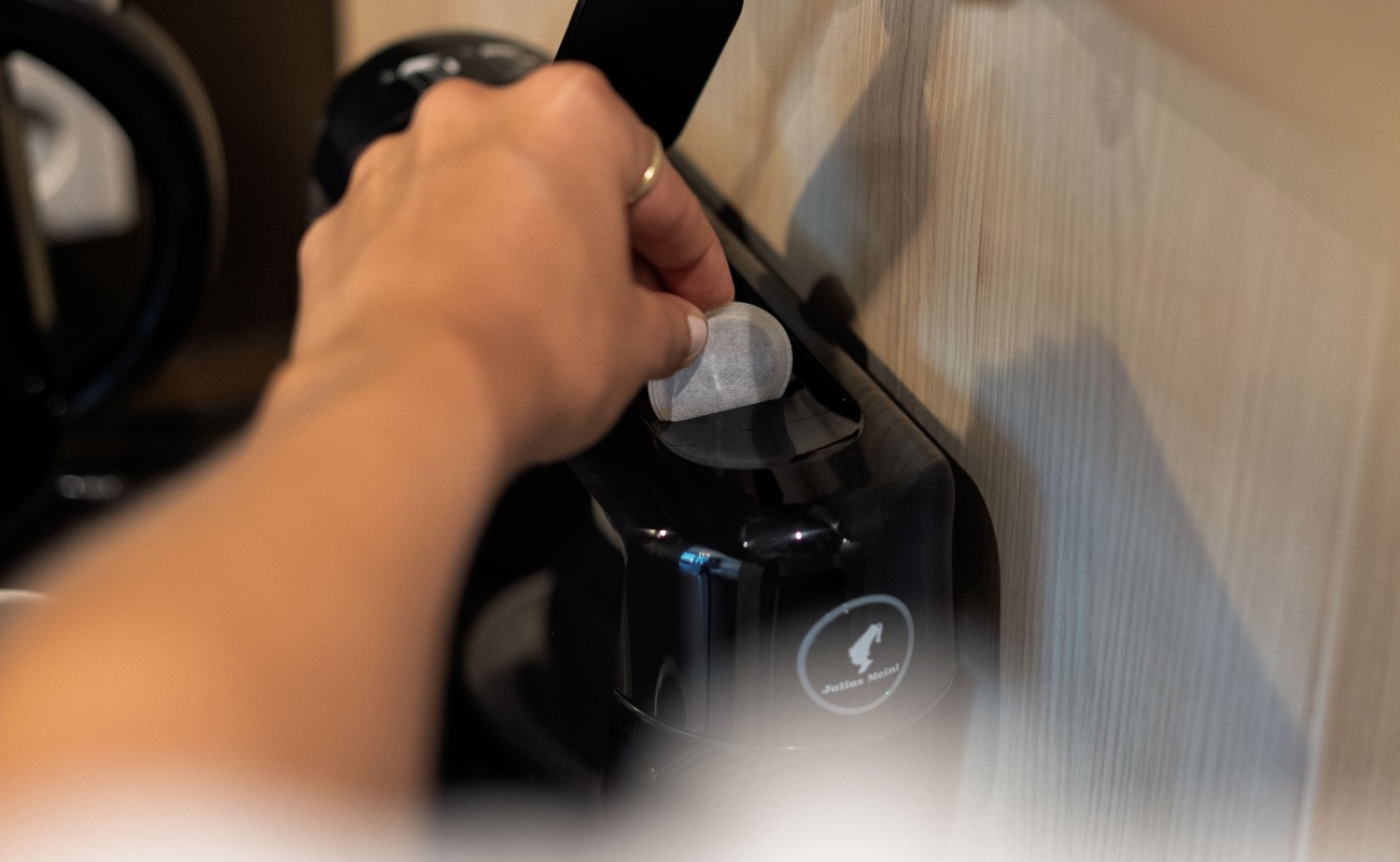 Kaffeemaschine im Zimmer des Hotels Stoanest in Leogang